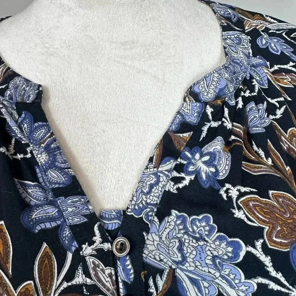 Lucky Brand top-black background with blue and brown floral print size Medium - Picture 7 of 10